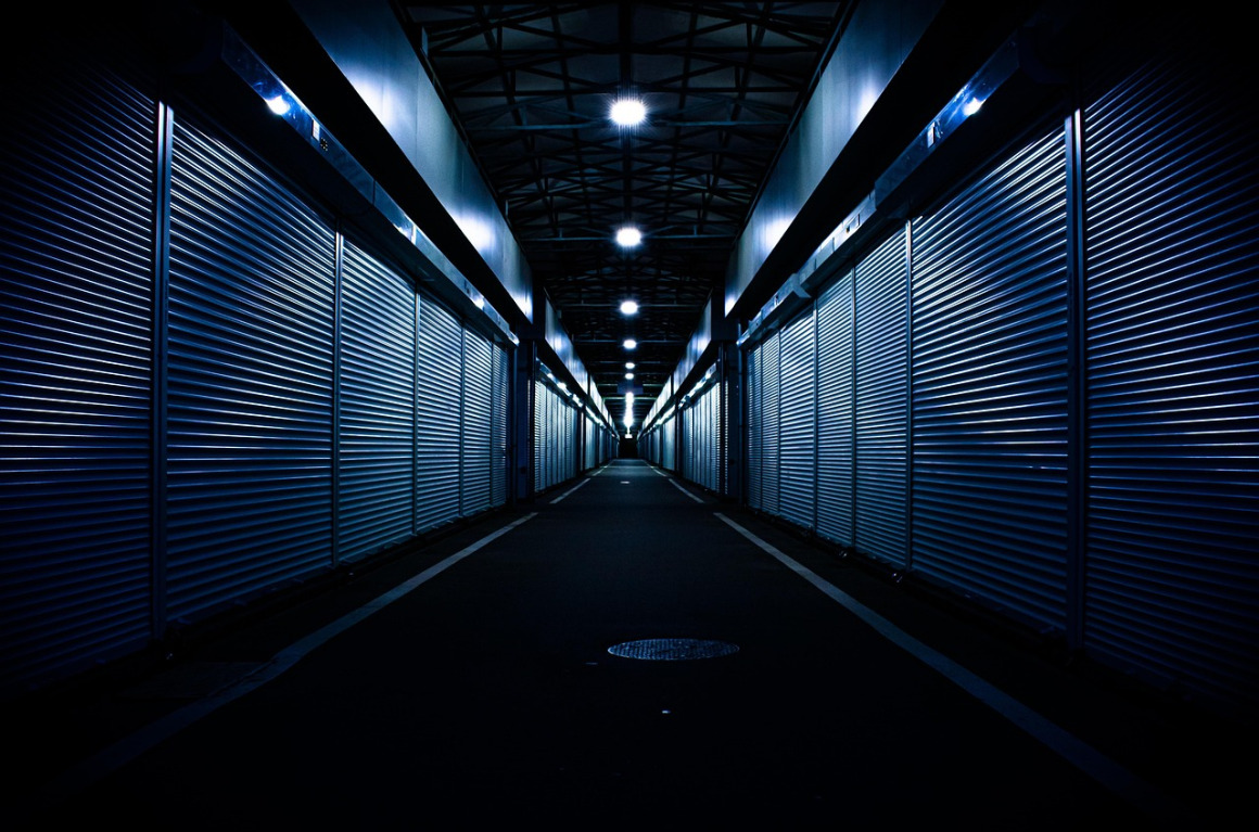 Trabajos de lubricación con iluminación azul